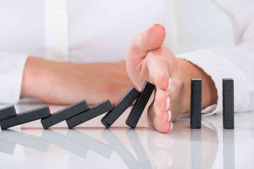 Boşanma Avukatı, avukat eliyle devrilen domino taşlarını durduruyor.